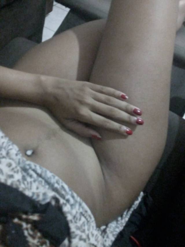 Joyce Gumiero pelada mostrando os peitinhos e sua xerequinha apertada