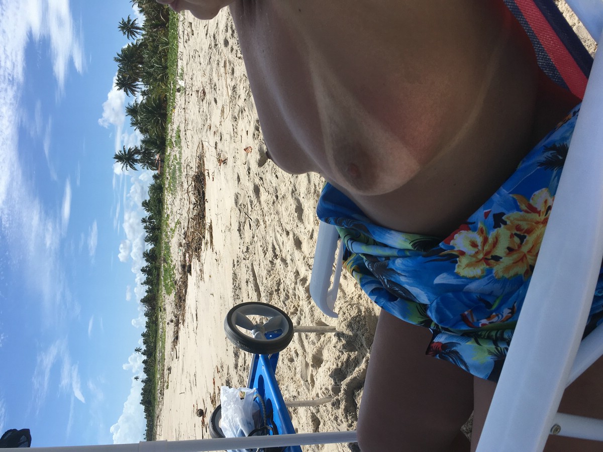 Esposa safada mostrando a buceta na praia