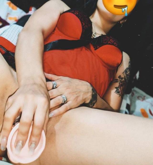 Morena tatuada gostosinha em fotos picantes de putaria