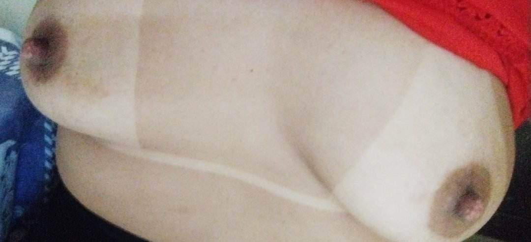 Esposa rabuda bronzeada caiu na net em fotos amadoras pelada