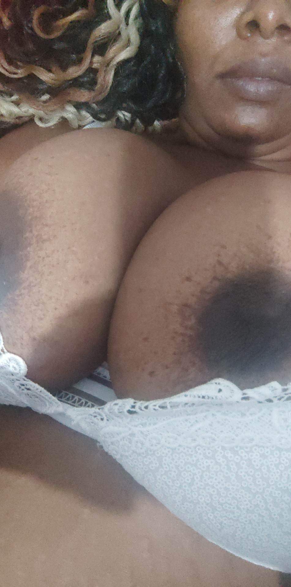 Imagens de Bucetinha Esposa negra mineira se exibindo nua