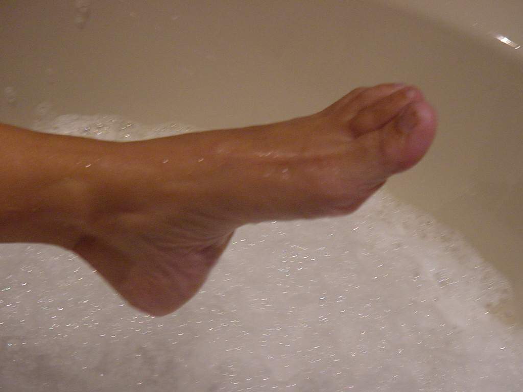 Katia Val peladinha na banheira exibindo bunda gostosa e pés