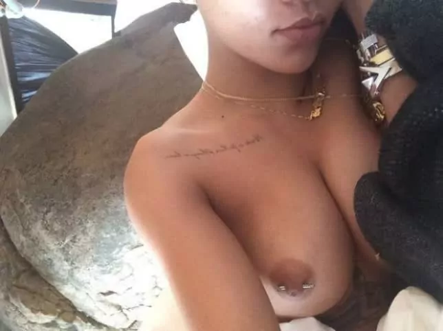 Cantora Rihanna Pelada Caiu na Net mostrando buceta raspadinha