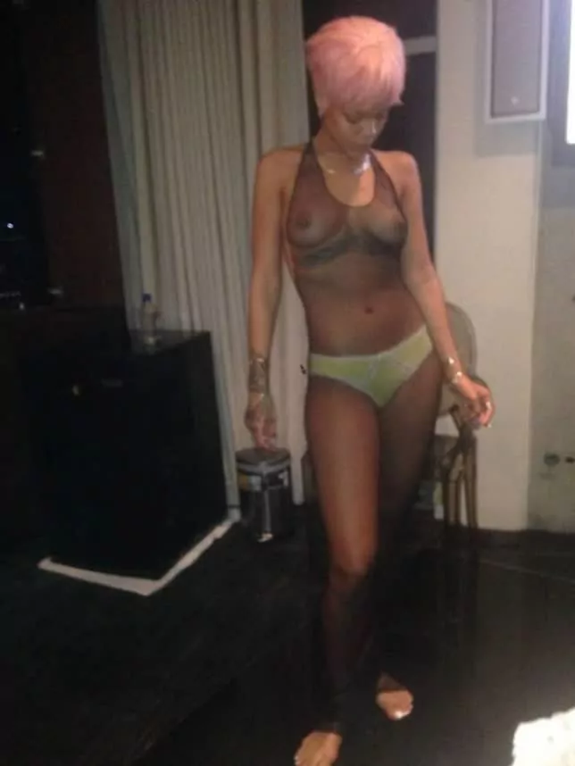 Cantora Rihanna Pelada Caiu na Net mostrando buceta raspadinha