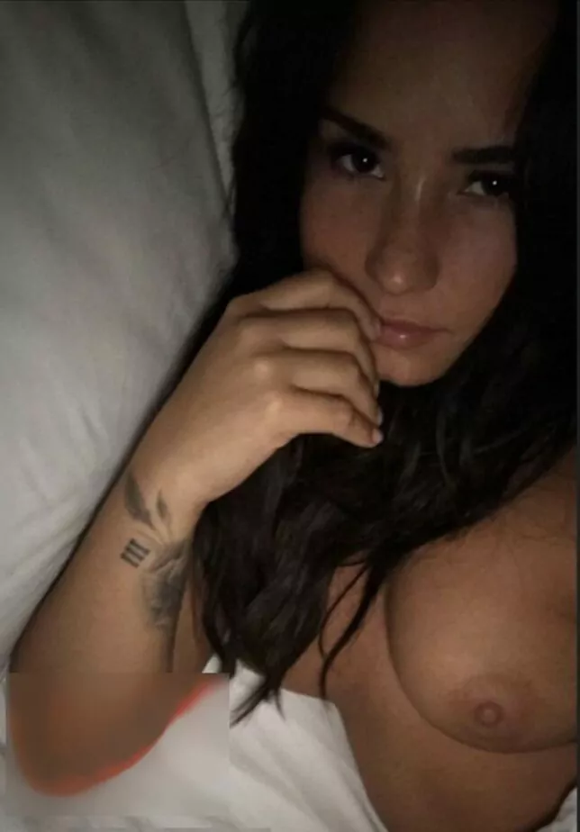 Demi Lovato Nua Pelada Exibindo sua bucetinha raspadinha
