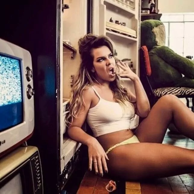 Fernanda Souza Nua Pelada Exibindo Seu Corpo em Fotos Sensuais