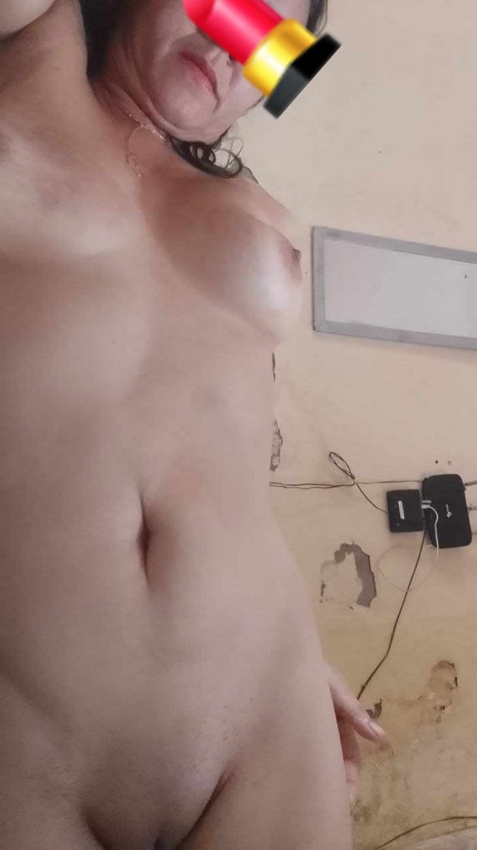 Caiu na Net Famosas Fotos de Nudes de uma Morena Espetacular